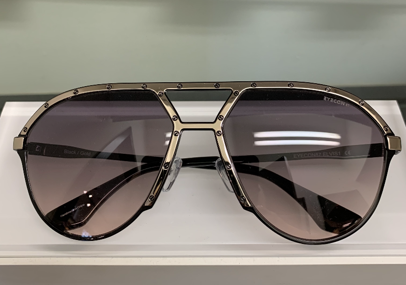 Model Elvis 1 -Black Aviator Sunglasses With metallic plate