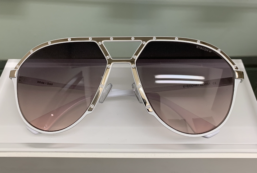 Model Elvis 1 -White aviator sunglasses with metallic plate.