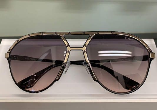 Model Elvis 1 -Black Aviator Sunglasses With metallic plate